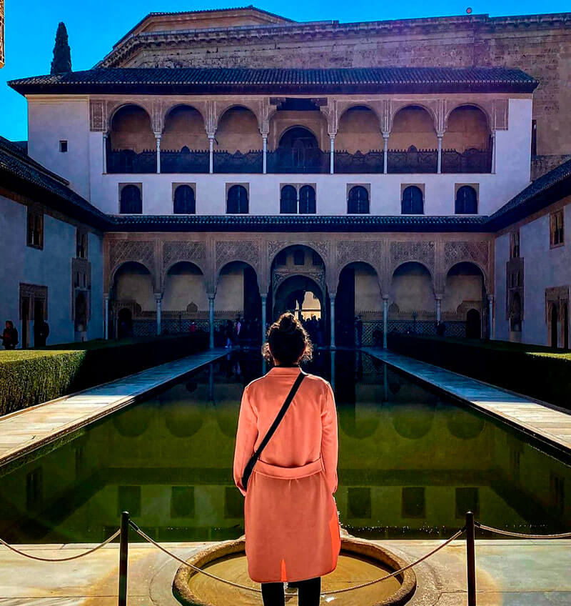 una chica en la Alhambra de Granada
