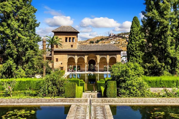 fuente y palacio de la Alhambra